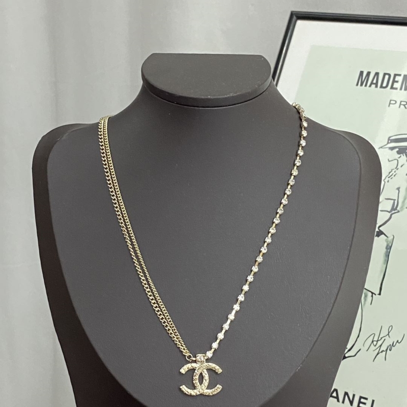 Ba*len*cia*ga necklaces